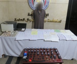 ضبط أحد الأشخاص بالجيزة لقيامه بمزاولة نشاط إجرامى تخصص فى تزوير المحررات الرسمية ضبط أحد الأشخاص بالجيزة لقيامه بمزاولة نشاط إجرامى تخصص فى تزوير المحررات الرسمية
