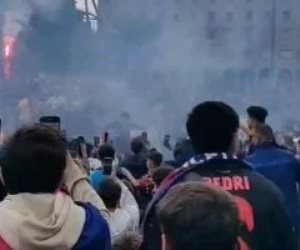 دوري أبطال أوروبا .. الجماهير تشعل الأجواء فى ميلانو قبل قمة الإنتر ضد برشلونة .."فيديو"