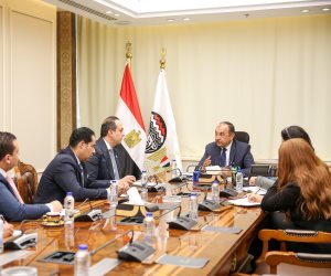 وزير قطاع الأعمال يبحث مع رئيس هيئة الرعاية الصحية تعزيز التعاون المشترك لدعم الصناعة