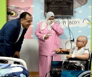 خلال زيارته للغربية.. رئيس الوزراء يحاور طفلة بالصف الرابع الابتدائى مريضة بالأورام