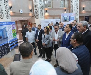 رئيس الوزراء يجرى حوارا وديا مع المواطنين بمستشفى محلة مرحوم بالغربية