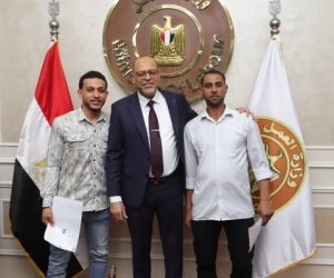 وزير العمل يُسلم عقودا للمتقدمين على فرص عمل بالإمارات وزير العمل يُسلم عقودا للمتقدمين على فرص عمل بالإمارات