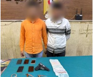 ضبط شخصين بالقاهرة لقيامهما بارتكاب وقائع النصب وسرقة المواطنين بأسلوب "انتحال الصفة"