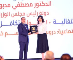 رئيس الوزراء يكرم السفيرة "نبيلة مكرم" خلال احتفالية التضامن بمرور 10 سنوات على "تكافل وكرامة"