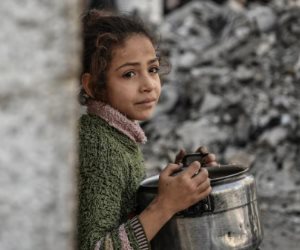 الوضع الإنسانى في غزة كارثي..  الأونروا: الموت يلاحق النازحين فى كل مكان والأطفال يتضورون جوعا ويحرقون أحياء