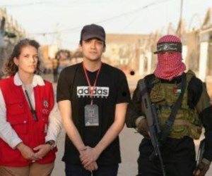 أول صور للجندي الإسرائيلي الأمريكي عيدان ألكسندر أثناء تسليمه للصليب الأحمر