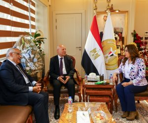 وزيرة التنمية المحلية تبحث مع محافظ القاهرة جهود إعادة المظهر الجمالي والحضاري لشوارع بمصر الجديدة