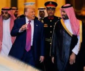 الرئيس الأمريكى يغادر السعودية متوجها إلى قطر