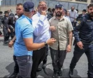 القلم والشلوت .. ضرب وزير الأمن القومى الإسرائيلى وزوجته بشوارع القدس