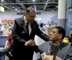 مساعد وزير الداخلية يتابع من مطار القاهرة  إجراءات تفويج الحجاج ويطمأنهم على إجراءات السلامة بالمشاعر المقدسة (فيديو )