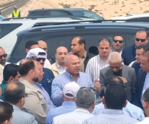وزير النقل والصناعة يستهل زيارته لشمال سيناء بتفقد خط السكة الحديد بمنطقة مزلقان الأحرار