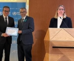 وزير الصحة يتسلم من منظمة الصحة العالمية شهادة قضاء مصر على انتقال جميع طفليات الملاريا البشرية دخل حدود البلاد