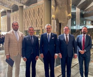 كبير مستشاري الرئيس الأمريكي للشؤون العربية والشرق الأوسط يزور المتحف المصري الكبير