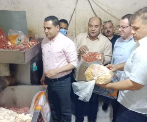 محافظة الجيزة تضبط منشاة مخالفة لتصنيع السجق وبحوزتها ٣طن مصنعات لحوم ودهون حيوانية غير صالحة للاستهلاك الادمي بكرداسة 
