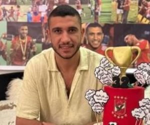 رامي ربيعة يحتفل بعيد ميلاده مع زوجته وابنته بتورتة الأهلي .. صور