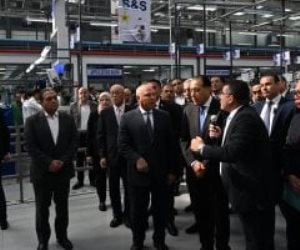 مدبولى يتفقد مصنع "سوميتومو" لإنتاج الضفائر الكهربائية للسيارات بالعاشر