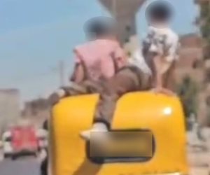 ضبط مرتكبى واقعة الجلوس أعلى "توك توك" أثناء سيرها بأحد الطرق فى البحيرة ضبط مرتكبى واقعة الجلوس أعلى "توك توك" أثناء سيرها بأحد الطرق فى البحيرة