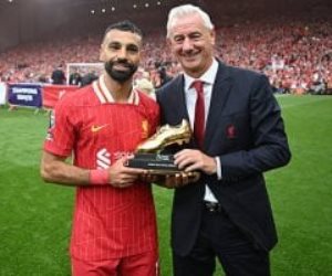 وزير الرياضة يهنئ محمد صلاح بتتويجه هدافا وأفضل صانع أهداف فى الدورى الإنجليزى