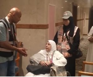 بعثة حج القرعة تجسد الإنسانية.. سيارة وضابطة شرطة لمساعدة حاجة مريضة في أداء العمرة