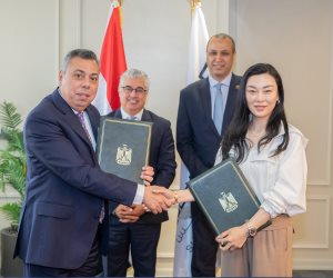 "اقتصادية قناة السويس" توقع عقد مشروع "شاوشين بيكي" الصينية لإنتاج الملابس الجاهزة