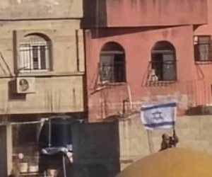 استفزاز جديد.. قوات الاحتلال ترفع علم إسرائيل على قبة مسجد بالضفة الغربية