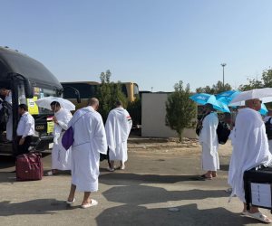 في مشهد من الوفاء.. أسر شهداء الشرطة يصلون عرفات برعاية كاملة من الداخلية
