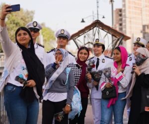 بالورود في الميادين.. وزارة الداخلية تشارك المواطنين الاحتفال بعيد الأضحى المبارك (فيديو وصور)