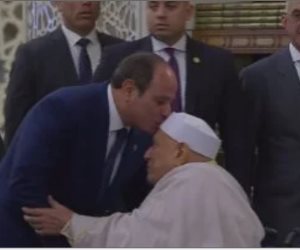 الرئيس السيسي يقبل رأس الدكتور أحمد عمر هاشم خلال أداء صلاة عيد الأضحى