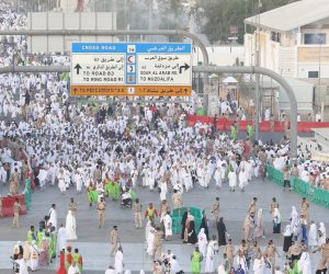 بعد عرفات والمزدلفة ..الحجاج يرمون جمرة العقبة (فيديو)