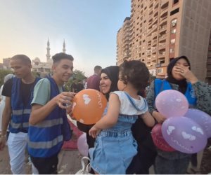 متطوعو حياة كريمة بالمحلة يوزعون البالونات على الأطفال فى الساحات 