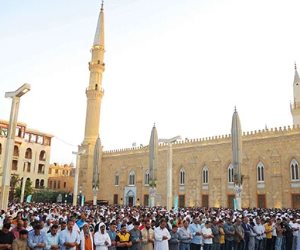 الآلاف يؤدون صلاة عيد الأضحى وسط أجواء احتفالية بالحسين