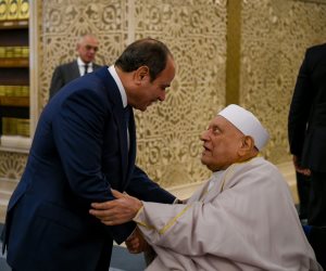الرئيس السيسي يقبل رأس الدكتور أحمد عمر هاشم خلال أداء صلاة عيد الأضحى