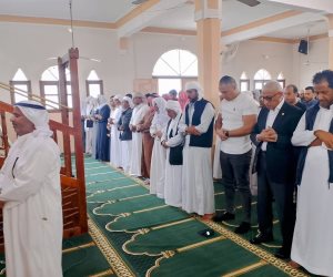 محافظ شمال سيناء يؤدي صلاه العيد وسط جموع المواطنين في مسجد الشلاق بالشيخ زويد  (صور)