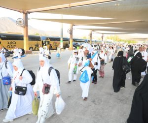 حجاج الجمعيات الأهلية يؤدون رمي الجمرات في أول أيام التشريق وسط تنظيم دقيق