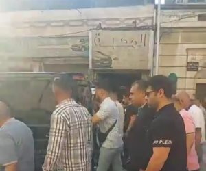 تشييع جثمان ضحية عاصفة الإسكندرية إثر سقوط شرفة عقار عليه.. فيديو