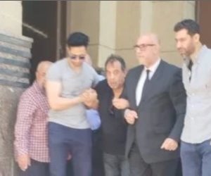 مدحت العدل ومحمد الشرنوبى يشاركان فى تشييع جنازة نجل صلاح الشرنوبى