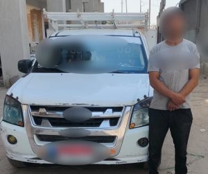 ضبط قائد سيارة "ربع نقل" وضع إشارة خلفية عالية الإضاءة حال سيره بالجيزة
