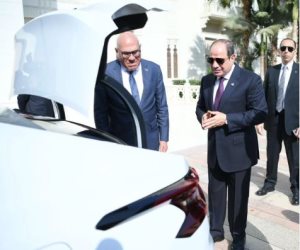 الرئيس السيسى يتفقد عددا من سيارات "سيتروين C4X" المصنّعة محليًا.. فيديو