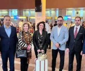 إلهام شاهين وهالة سرحان تصلان إلى مصر