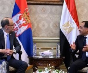 رئيس الوزراء يستقبل رئيس وزراء صربيا بمطار القاهرة الدولي
