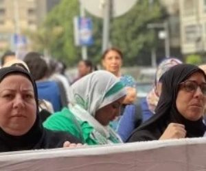 رغم حرارة الطقس.. أولياء الأمور يرافقون أبناءهم في ثاني أيام الثانوية العامة