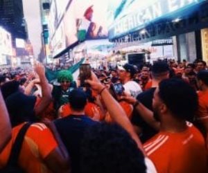 ليلة الشياطين الحمر.. مشاهد لجماهير الأهلي في ميدان تايم سكوير قبل مباراة بالميراس
