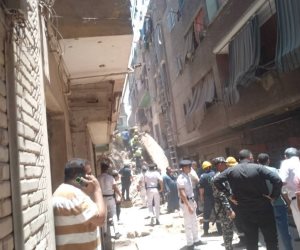 انهيار منزلين في منطقة حدائق القبة.. 5 أسر تحت الركام
