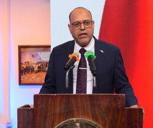 وزير العمل يُسلم 50 عقد عمل لذوي همم من أبناء"القاهرة".. و"مُهمات وقاية" للعاملين في "مشروع المونوريل" 