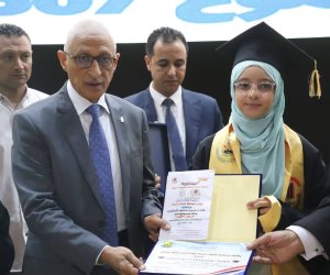 بالأسماء والصور ..محافظ شمال سيناء يكرم العشر الاوائل للشهادة الاعدادية  (صور)