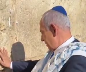 نتنياهو يقتحم الحرم القدسي ويصلى شكرا على حائط البراق بعد قصف إيران.. صور
