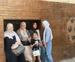 أولياء الأمور يدعمون أبناءهم خارج لجان امتحانات الثانوية بالجيزة بالدعاء