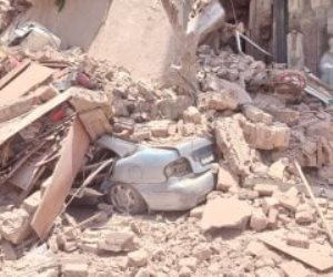 إنقاذ سيدة وطفل من عقار شبرا المنهار.. صور