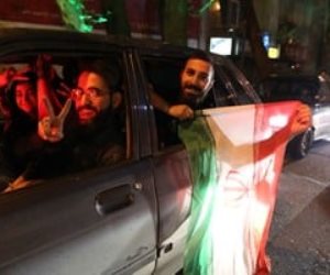 الإيرانيون يحتفلون في شوارع طهران بعد قصف قاعدة العديد بقطر.. فيديو