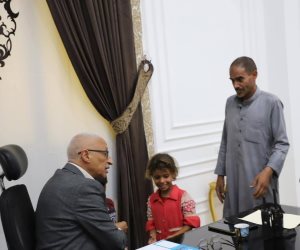 محافظ شمال سيناء يلتقي الطفلة "ملك" بائعة الفشار ويوجه بتوفير مصدر رزق ثابت لأسرتها
